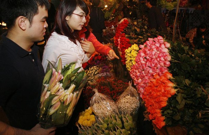 Nhiều cặp đôi dắt nhau đi vừa ngắm hoa vừa chọn những bó hoa ưng ý nhất